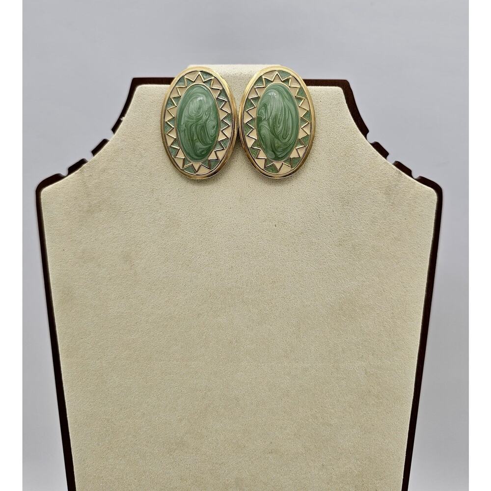 Vintage Green Enameled Inlay Swirl Gold Tone Oval Clip Earrings - Picture 3 of 7